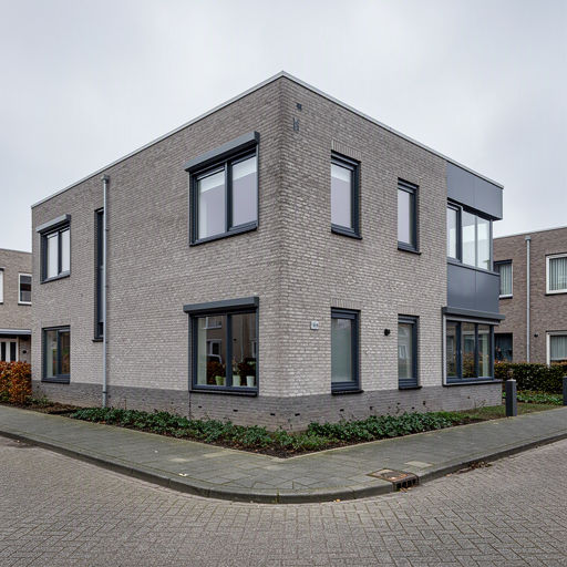 Hoekwoning in Druten met antracietkleurige kunststof kozijnen